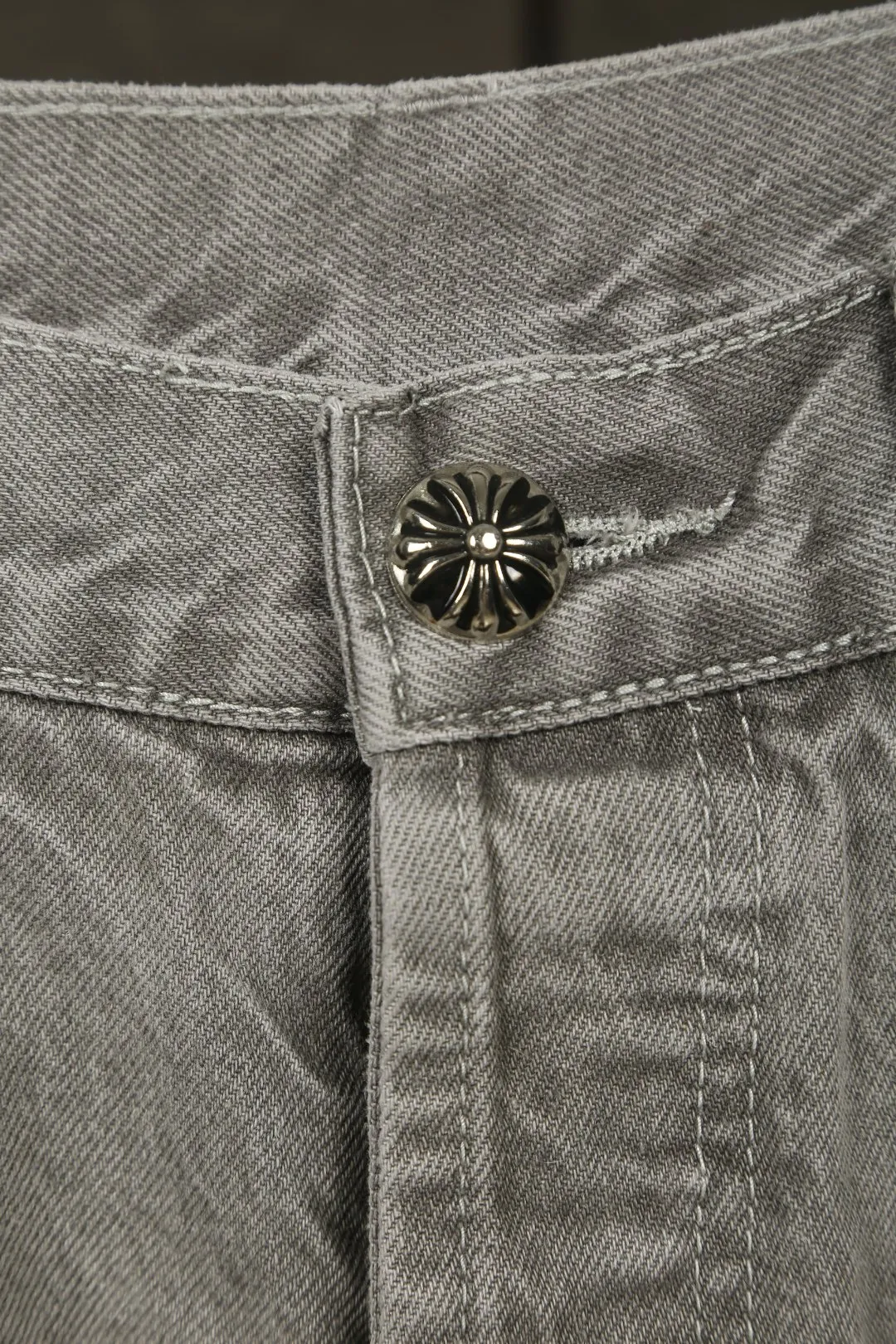 P230 Actual photo [High quality] Code: 25026# Color: washed gray Size: S/28 to Fermentation wash and soft color fixation, soft and thick to wear. Details are all hand-polished and made with craftsmanship. All-over jacquard fabric has a unique design style. Multiple processes have been used to create a full retro feel. A niche and unique non-contrast shirt. Customized distressed spray-painted buttons. Every detail is crafted with craftsmanship.